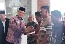 Wakil Bupati Tapteng Salurkan Rp. 555 Juta Zakat ASN dan Donatur untuk Masyarakat