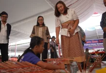 Lomba Tenun Sirat Tojuk Tingkat Pelajar Meriahkan HUT ke-27