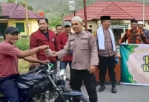 Polsek Batunadua Berbagi Takjil kepada Pengguna Jalan
