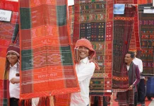 Defile Meriahkan Puncak Perayaan HUT ke-27 Kabupaten Toba di Balige