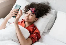 Pola Tidur Berantakan akibat Bermain handphone