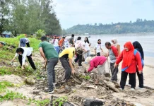 Pemkab Tapteng Lakukan Bersih Pantai