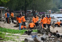 Aksi Pemkab Tapteng Bersihkan Pantai Dukung Gerakan Asri