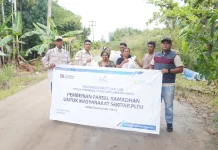 PLTU Labuhan Angin Bagi Parsel Lebaran untuk Masyarakat