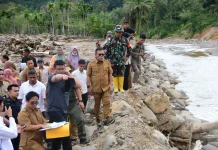 Gubsu dan Bupati Tapteng Tinjau Pembangunan Tanggul Sungai Badiri