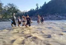 Pelajar Tapteng Bertaruh Nyawa Seberangi Sungai Deras