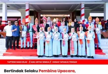 Bupati Tapteng Serahkan Penghargaan Kepada Kepsek dan Siswa Berprestasi