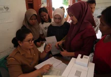 Warga 'Kerumuni' Layanan Jemput Bola Disdukcapil di Meranti Timur