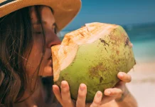 Kelapa Muda Minuman Favorit Cuaca Panas