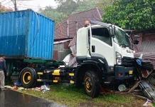 Rem Blong, Mobil Tronton Hantam Rumah dan Kenderaan
