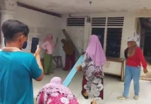 Merasa Dipermainkan, IRT Segel Kantor Lurah Budi Luhur