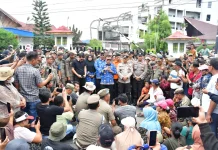 Bupati Tapteng Temui Warga yang Sampaikan Aspirasi Bantuan Jadup