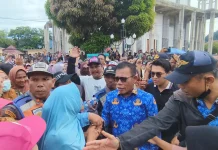 Masinton Temui Demostran Tuntut Realisasi Jadup Pascabencana Tapteng