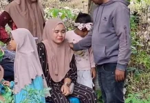 Terkenang, Isak Tangis Rina Pecah Saksikan Ekshumasi Suaminya