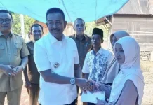 Bupati Madina Saipullah Mahasiswi Kurang Mampu