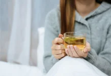 Benarkah Minum Teh Bisa Bantu Tidur Nyenyak