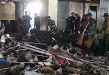 HUT Ke-68 Korem 023/KS Bersihkan Puing Kebakaran Pasar Nauli