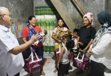Bantu Warga Pascabencana, Pemkab Tapteng Bagikan Paket Kids Ware