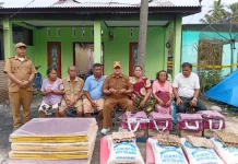 Pemkab Tapteng Salurkan Bantuan untuk Penyintas Kebakaran di Sirandorung