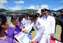 Pemkab Tapanuli Utara Serahkan Tali Asih kepada 10 ASN Purnabakti