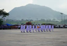 Penurunan Bendera Merah Putih Penuh Haru, Wakil Bupati Toba Apresiasi Paskibraka