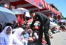 Aksi Spontan Kapolres Sapa Warga saat Pawai