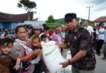 Bupati Taput Salurkan Bantuan Pangan ke Ribuan Keluarga di Sipoholon