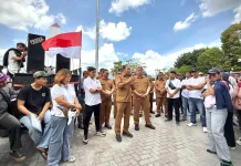 Bupati Taput Terima Audiensi Pedagang terkait Penataan Tanggul Aek Sigeaon