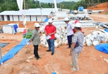 Bupati Tapteng Masinton Tinjau Progres Pembangunan Huntara Bonalumban
