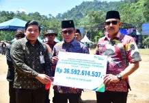 Bupati Masinton Pasaribu Serahkan Jaminan Sosial Ketenagakerjaan
