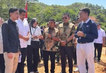 Dampingi Wapres Tinjau Huntap, Wali Kota Sibolga serahkan Sertifikat dan sembako