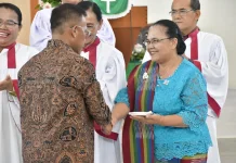 Perayaan HUT ke-49 HKBP Pandan Kota, Bupati Tapteng Ulosi 72 Orang Lansia 70 Tahun
