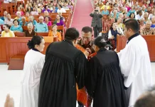 Perayaan HUT ke-49 HKBP Pandan Kota, Bupati Tapteng Ulosi 72 Orang Lansia 70 Tahun