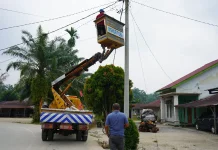 PJU Terangi Jalan di Desa Meranti Timur