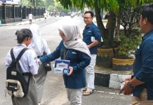 Asap Karhutla Selimuti Sibolga, RRI Bagikan Ratusan Masker