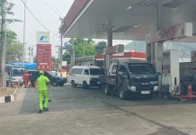 Antrean BBM Mengular, Sopir Truk Terpaksa Menginap