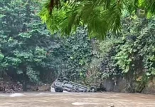 Minibus asal Padang Jatuh ke Sungai Batang Gadis