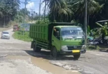 Warga Keluhkan Jalan Rusak di Padang Sidempuan