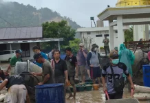 Jemaat HKBP Pandan Gotong Royong Bangun Menara Gereja