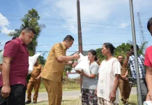 Bupati Toba Salurkan Bantuan Beras Tahap III untuk 24.713 Penerima Manfaat