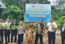 DPRD Sibolga Panen Hidroponik dan Telur Ayam Karya Warga Binaan Lapas