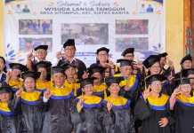 Pemkab Taput Hadiri Wisuda Lansia Sehat Desa Sitompul