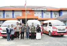 Bupati Tapanuli Tengah Serahkan 3 Unit Bus Sekolah untuk Anak Korban Bencana