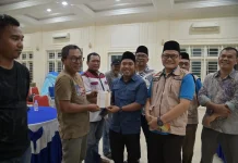 Wali Kota Sibolga Serahkan Bantuan Modal Usaha dan Jaminan Sosial 10 Pelaku Usaha
