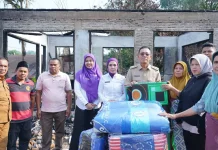 Bupati Tapsel Serahkan Bantuan Awal kepada Korban Kebakaran di Desa Situmba