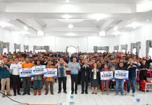Bupati Humbahas Serahkan 600 Buku Tabungan Program Bedah Rumah