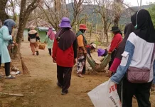 DLH Tapteng Intensifkan Pembersihan Sampah Pascabencana di Tukka dan Badiri