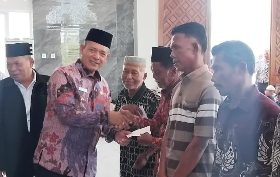 Wakil Bupati Tapteng Salurkan Rp. 555 Juta Zakat ASN dan Donatur untuk Masyarakat