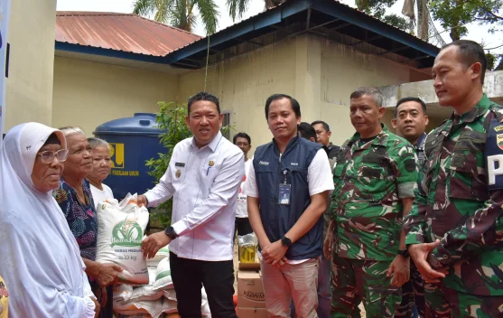 Wakil Walikota Sibolga Serahkan Bantuan Pangan