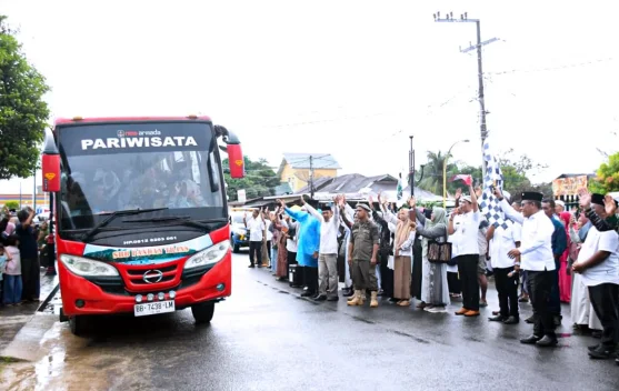 Bupati Tapteng Berangkatkan 55 Calhaj